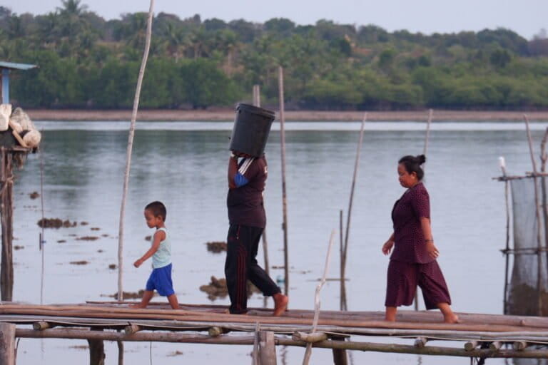 1. Nelayan suku laut Air Mas pulang melaut di Pulau Tanjung Sauh, Kota Batam. Foto Yogi Eka Sahptura