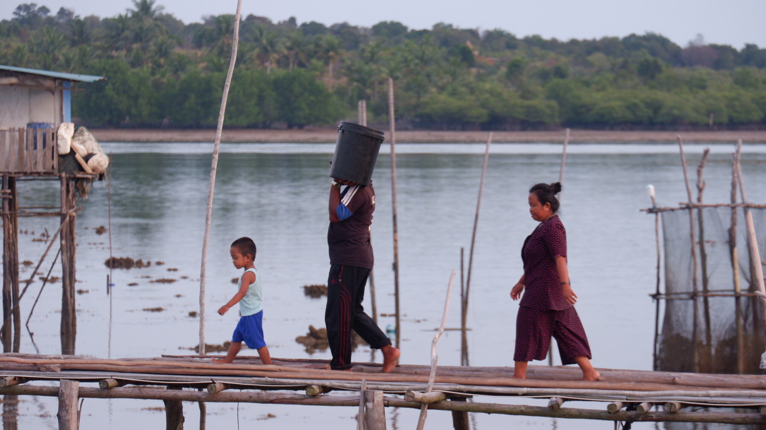 Warga Suku Laut Air Mas pulang melaut di Pulau Tanjung Sauh, Kota Batam. Foto: Yogi Eka Sahptura/Mongabay Indonesia