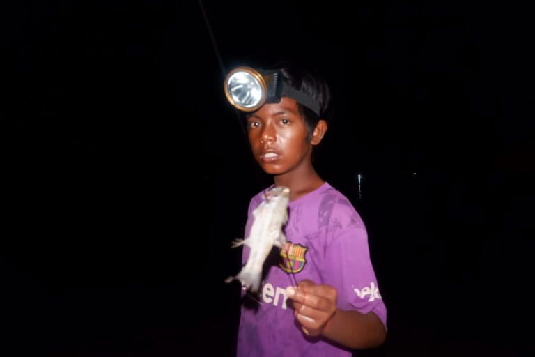 Seorang anak Suku Laut menunjukan hasil tangkapan mereka saat melaut di pesisir Pulau Tanjung Sauh, Kota Batam. Foto: Yogi Eka Sahputra/Mongabay Indonesia