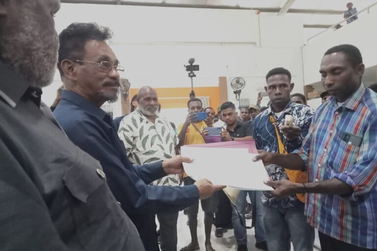 Perwakilan aksi Menyekan semua tuntutan kepada Wakil Ketua II DPRD Merauke dsn Wakil Ketua II MRP Papua Selatan Paskalis Imadawa di disaksikan seluruh peserta aksi. Foto. Agapitus Bsatbual.jpg
