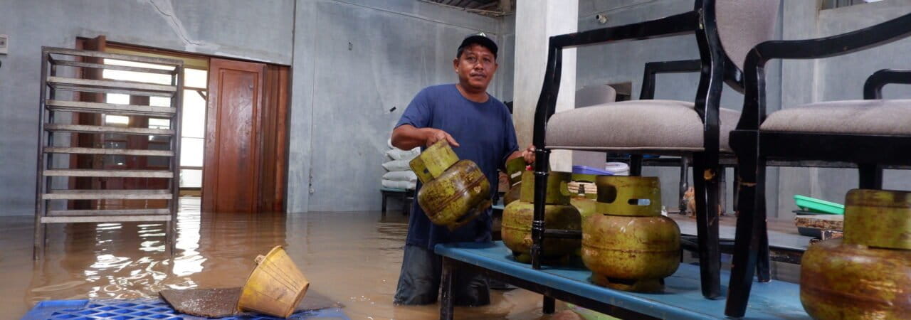Joko membereskan rumahnya yang terendam banjir di kampung Tembesi Tower, Batam, 4 September 2024. Foto Yogi Eka Sahputra.JPG