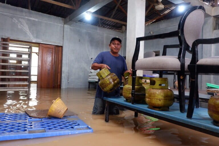 Joko membereskan rumahnya yang terendam banjir di kampung Tembesi Tower, Batam, 4 September 2024. Foto Yogi Eka Sahputra.JPG