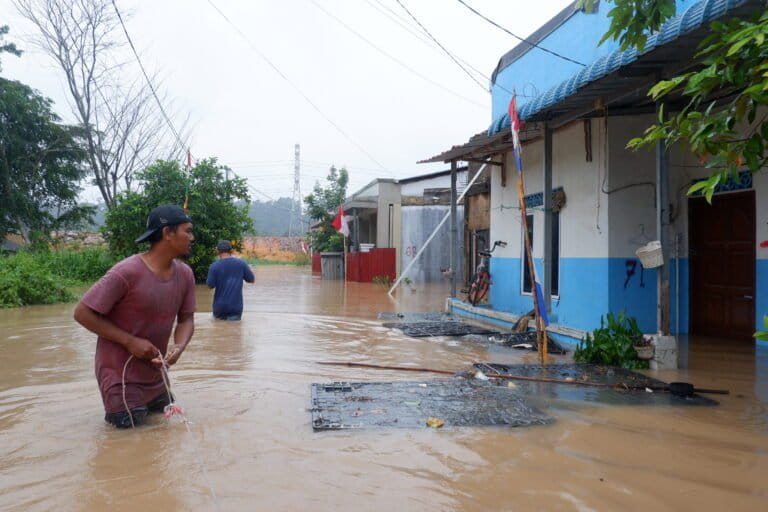 Warga yang berusaha menyelamatkan barang yang terendam di Kampung Tembesi, Batam. Foto: Yogi Eka Sahputra/Mongbay Indonesia
