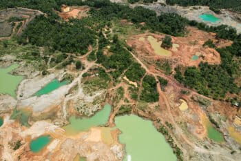 Hutan dan lingkungan rusak akibat pertambangan emas ilegal di Aceh Barat. Foto drone: Junaidi Hanafiah/Mongabay Indonesia