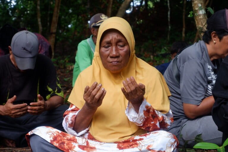 Tetua masyarakat Rempang berdoa saat ziarah di pemakaman tua di Lubuk Lanjut, Kampung Pasir Panjang.-Foto: Yogi Eka Sahputra/Mongabay Indonesia