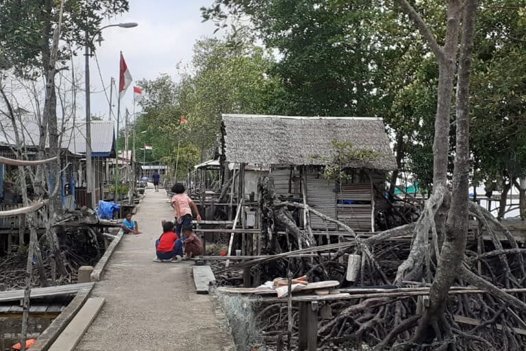 Suasana kampung nelayan di Pantai Solop, Indragiri Hilir, Riau. Foto: Suryadi/Mongabay Indonesia