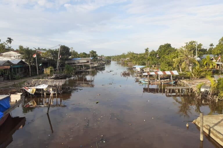 Suasana pemukiman masyarakat pesisir Indragiri Hilir di sepanjangan sungai. Lalu lintas utama menuju laut mencari ikan dan mengangkut hasil pertanian. Foto Suryadi, Mongabay Indonesia..jpg