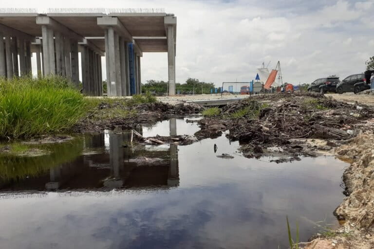 Parit di Jalan Riau Ujung yang dangkal dan tertimbun kontruksi Jalan Tol Lingkar Pekanbaru. Foto: Suryadi/ Mongabay Indonesia.