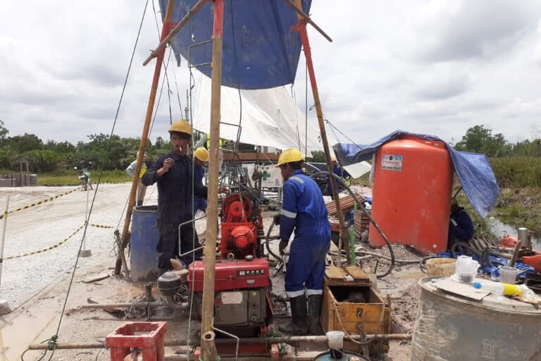 Pekerja sekitar proyek Tol Lingkar Pekanbaru mengebor tanah buat ambil sampel. Foto Suryadi, Mongabay Indonesia.