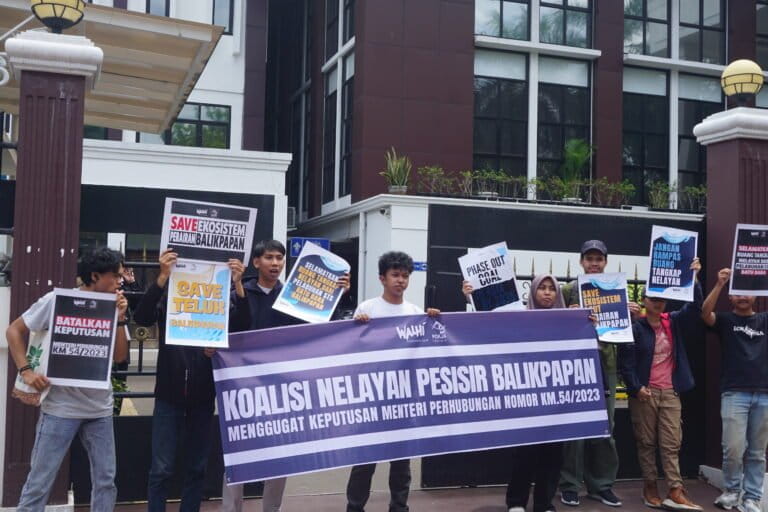 Koalisi juga menggelar aksi dan menyerahkan pernyataan sikap pada PTUN Jakarta. Foto: Walhi