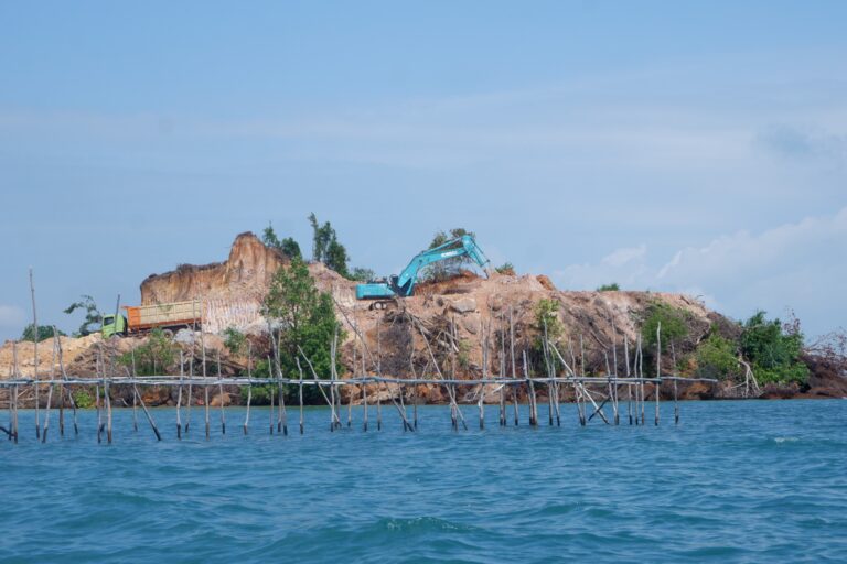 Alat kelong cecak nelayan Pulau Tanjung Sauh dengan latar pulau Tanjung Sauh. Foto: Yogi Eka Sahputra/ongabay Indonesia
