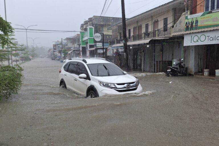Banjir di ruas jalan kawasan Bengkong Indah Kota Batam, Kepri. Foto: Yogi Eka Sahputra/Mongabay Indonesia