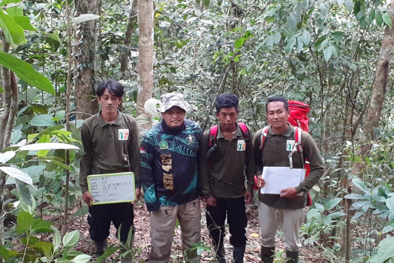 Tim survei dan monitoring wajib berfoto pada kamera jebak setelah dipasang. Bukti telah melaksanakan tugas. Foto Suryadi, Mongabay Indonesia.