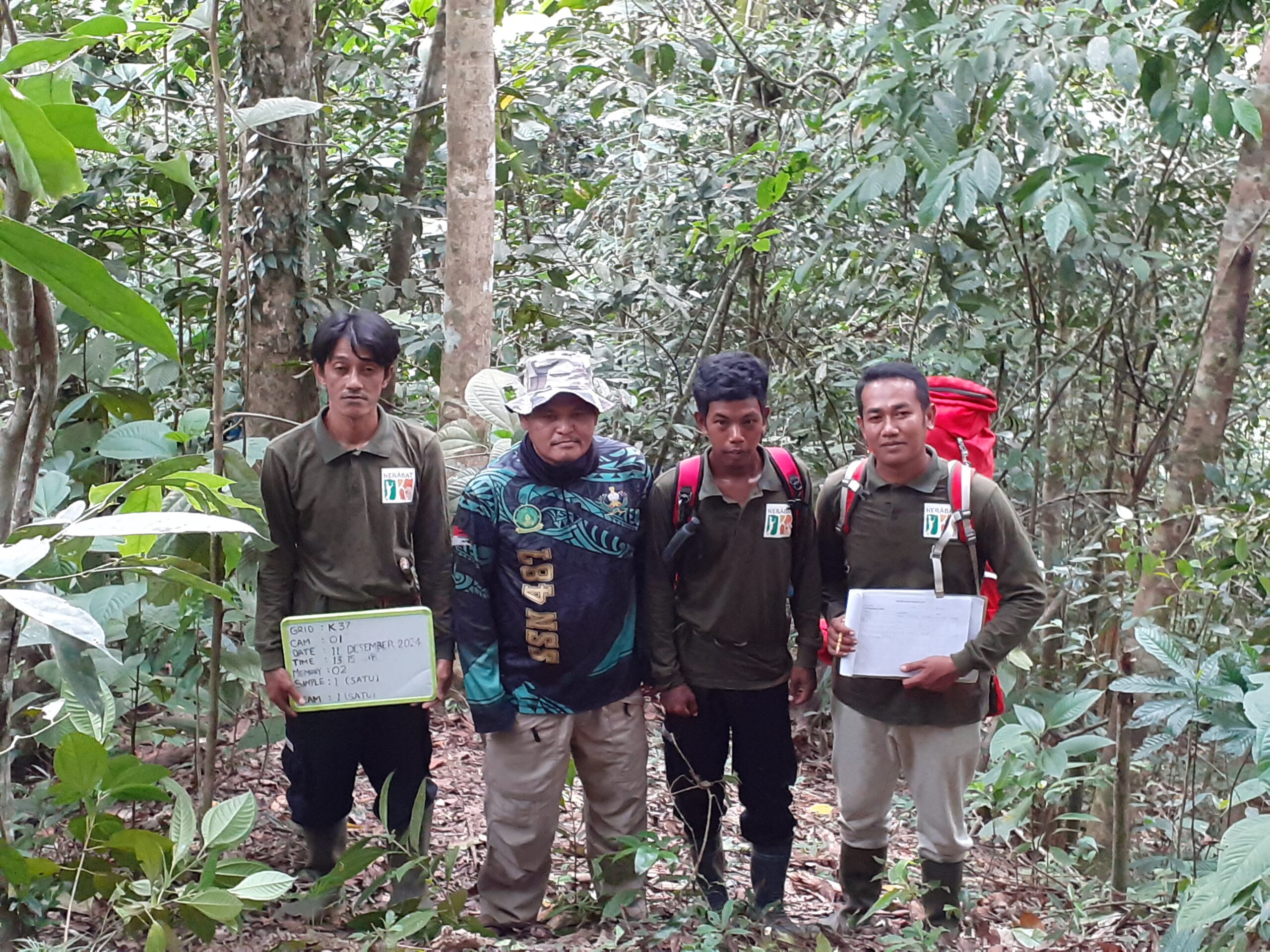 Tim survei dan monitoring wajib berfoto pada kamera jebak setelah dipasang. Bukti telah melaksanakan tugas. Foto Suryadi, Mongabay Indonesia.