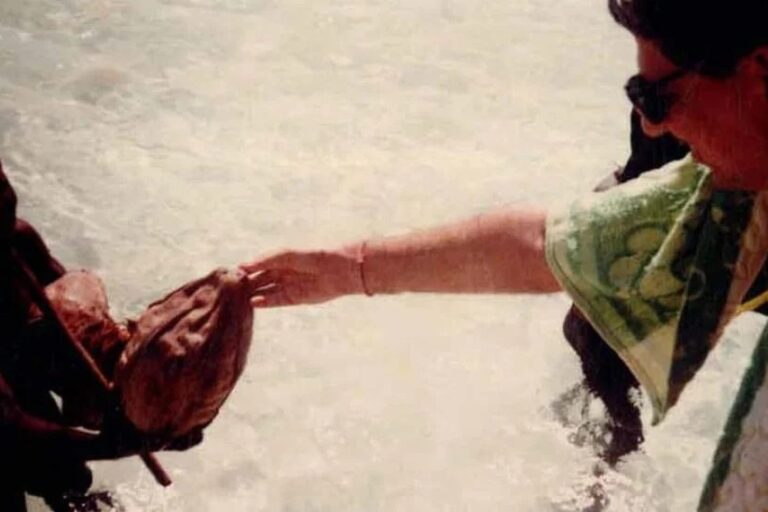 Trinok Nath Pandit bersama dengan seorang anak suku Sentinelese, di luar pulau North Sentinel | https://www.savaari.com/