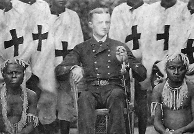 Maurice Vidal Portman bersama beberapa anggota suku asli Kepuluan Andaman, kepulauan di mana salah satunya terdapat pulau North Sentinel| Oleh Unknown author - Reprinted in Satadru Sen (2009) Savage Bodies, Civilized Pleasures: M. V. Portman and the Andamanese . American Ethnologist36(2):364-379., Public Domain, https://commons.wikimedia.org/w/index.php?curid=74575811