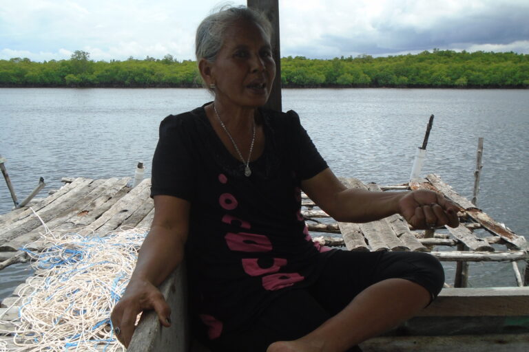 Monika Sabaria. Belum bisa berhenti menjadi nelayan. Mengaku lebih sehat dan senang berbagi dengan cucu. Foto: Suryadi / Mongabay Indonesia.