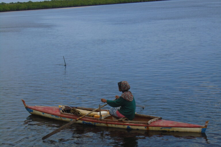 Sadiyah, sudah lebih 70 tahun. Masih lincah dan sanggup menyusuri sungai, cari umpan dan memancing ikan. Padahl tak pandai berenang. Foto: Suryadi / Mongabay Indonesia.