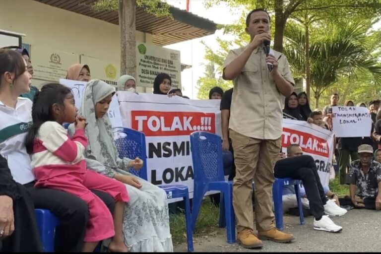 Menteri Transmigrasi, M. Iftitah Sulaiman memberi penjelasan kepada warga Pulau Rempang saat kunjungannya pada Februari lalu. Foto: Yogi Eka Sahputra/Mongabay Indonesia.