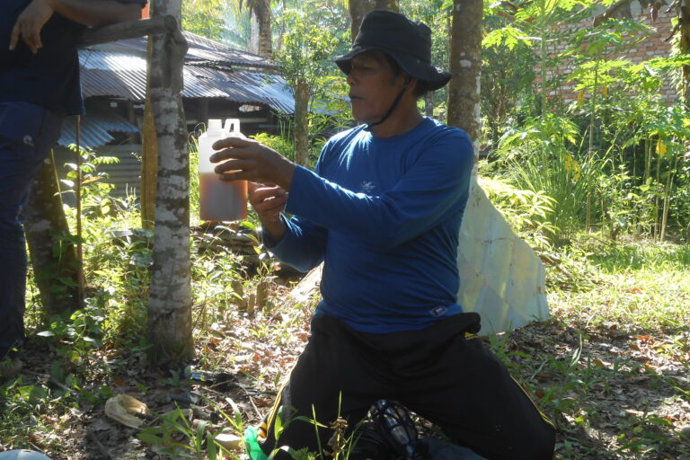 Cairan inokulan belum bersahabat dengan kantong petani. Tak sebanding dengan harga gaharu budidaya. Foto: Suryadi/Mongabay Indonesia.