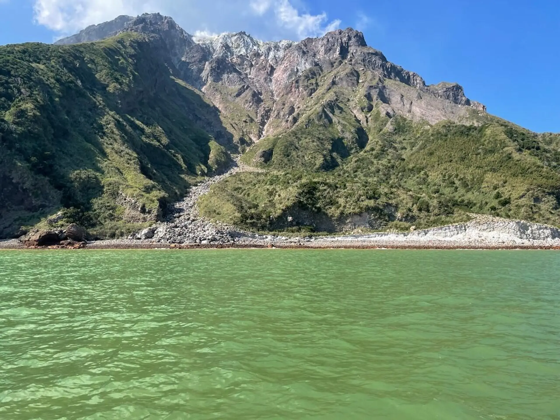 Pulau Iwo di Kepulauan Satsunan, Kyushu, pada tahun 2023. Kredit gambar Taro Matsuo