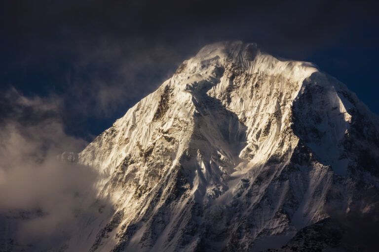 Puncak Everest di pegunungan Himalaya | Freepik
