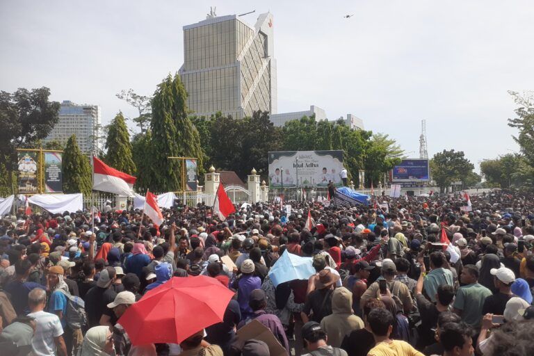 Ribuan orang dari TNTN unjuk rasa depan Kantor Gubernur Riau, 18 Juni 2025. Foto Suryadi/ Mongabay Indonesia.