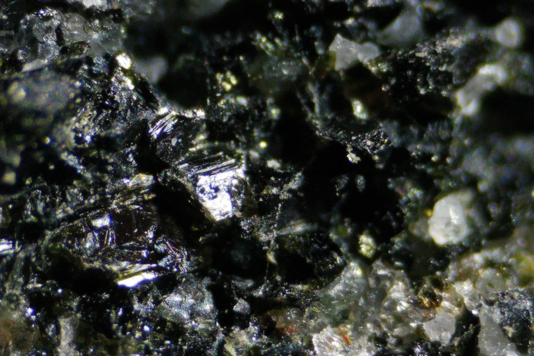 Foto jarak dekat batuan berusia 4,16 miliar tahun dari Sabuk Batu Hijau Nuvvuagittuq, Nunavik, Quebec, Kanada. Foto oleh Jonathan O’Neil.