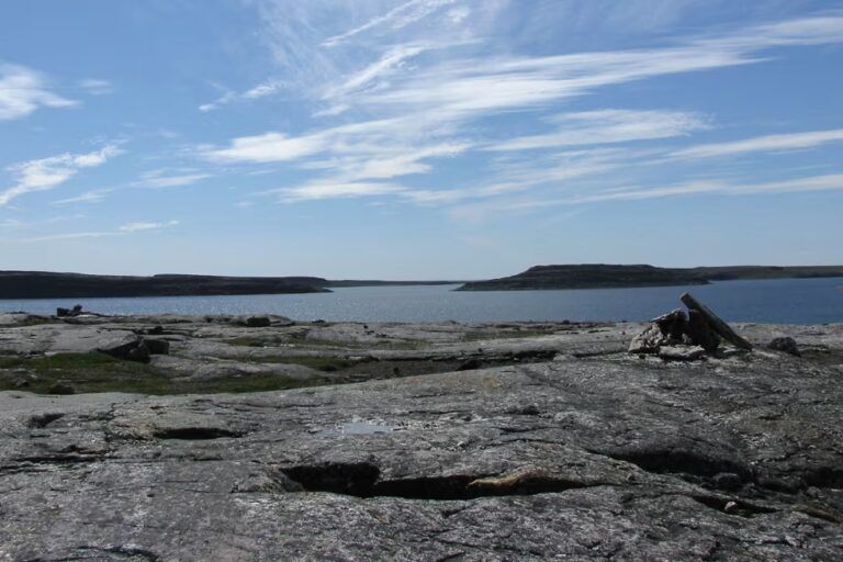 Pemandangan Sabuk Batu Hijau Nuvvuagittuq di Nunavik, Quebec, Kanada—lokasi ditemukannya batuan tertua di Bumi yang diperkirakan berusia 4,16 miliar tahun. Foto oleh: Jonathan O’Neil.