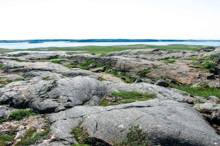 The Nuvvuagittuq Greenstone Belt, Canada. Menyimpan batuan tertua di bumi | Foto oleh : Jonathan O’Neil.