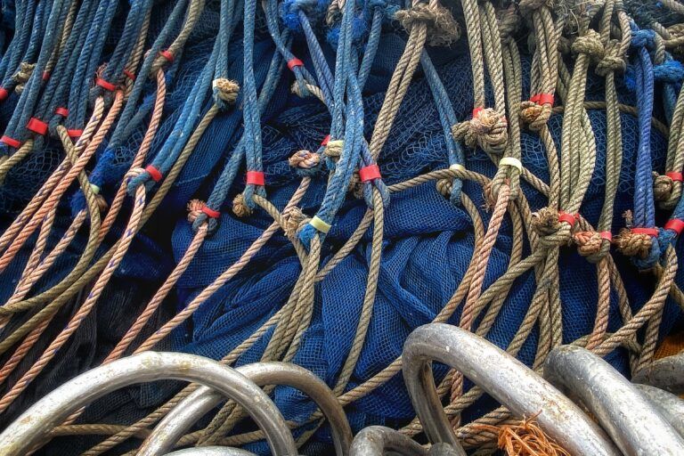 Jaring pada salah satu kapal yang bersandar di PPS Belawan. Terlihat, terdapat dua jaring berbeda dengan mata jaring yang halus dalam satu buntalan alat tangkap. Foto: Reza Anggi Riziqo