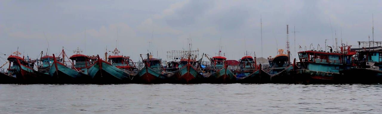 Deretan kapal pukat trawl berkapasitas di atas 30 GT, yang kini disebut pakai alat tangkap JHIB. Foto: Reza Anggi Riziqo