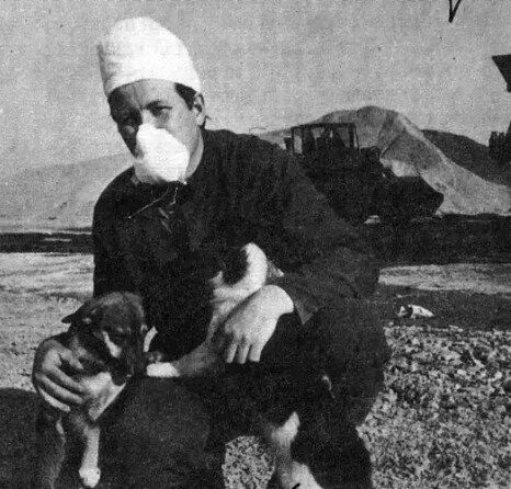 Salah satu foto tertua anjing-anjing Chernobyl, diambil pada tahun 1986, beberapa minggu setelah kecelakaan terjadi| Foto dari Clean Futures Fund
