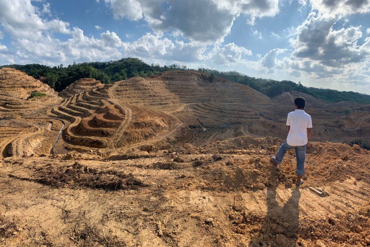 Seorang petani di Desa Muara Kilis memandangi kebunnya yang telah rata dengan tanah akibat digusur PT WKS (1).