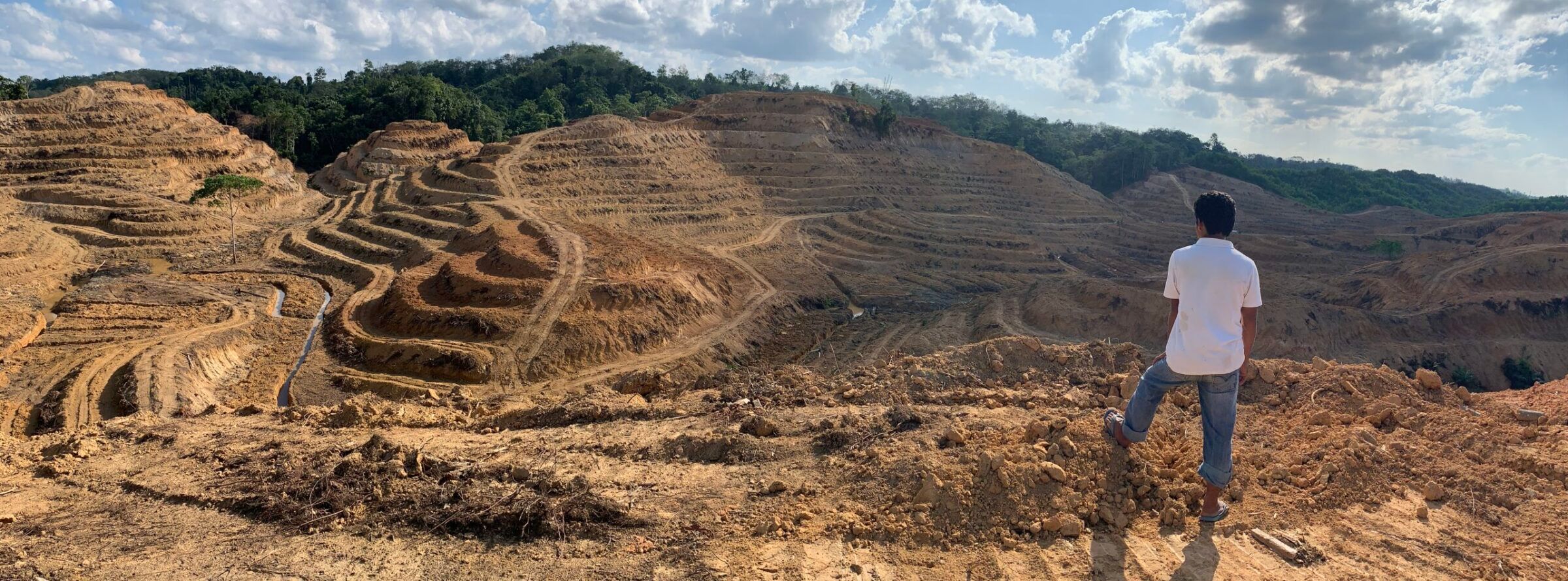Seorang petani di Desa Muara Kilis memandangi kebunnya yang telah rata dengan tanah akibat digusur PT WKS (1).