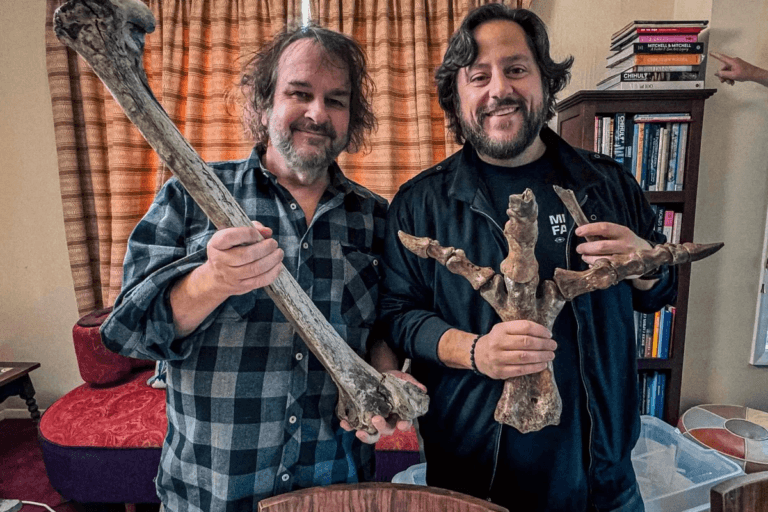 Foto ini diambil dalam rangka kolaborasi antara sineas legendaris dan CEO Colossal Biosciences untuk menghidupkan kembali burung raksasa Selandia Baru yang punah 600 tahun lalu.Foto: Colossal Biosciences