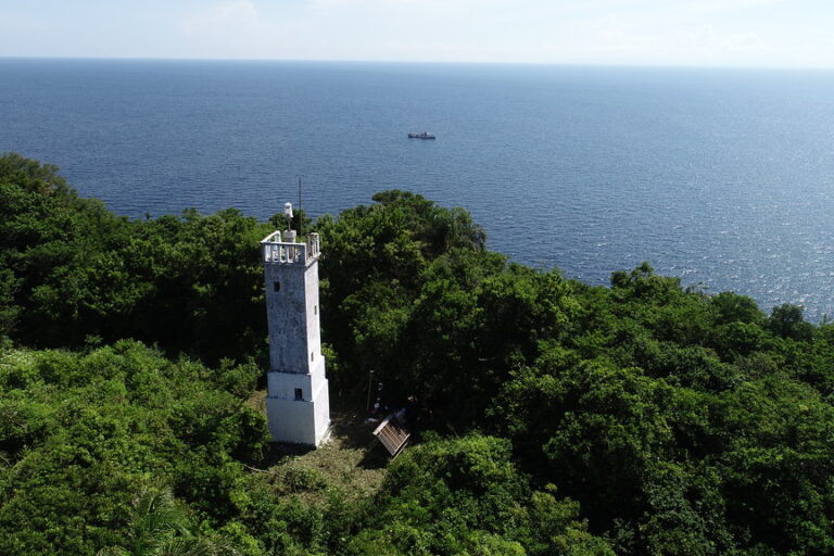 Mercusuar Ilha da Queimada Grande berdiri di tengah lebatnya hutan pulau terpencil ini, berfungsi otomatis sejak tahun 1920-an setelah tragedi yang menimpa penjaga dan keluarganya. Lokasi ini hanya dikunjungi secara berkala oleh Angkatan Laut Brasil untuk pemeliharaan.Foto: Marinha do Brasil / CC BY-SA 2.0