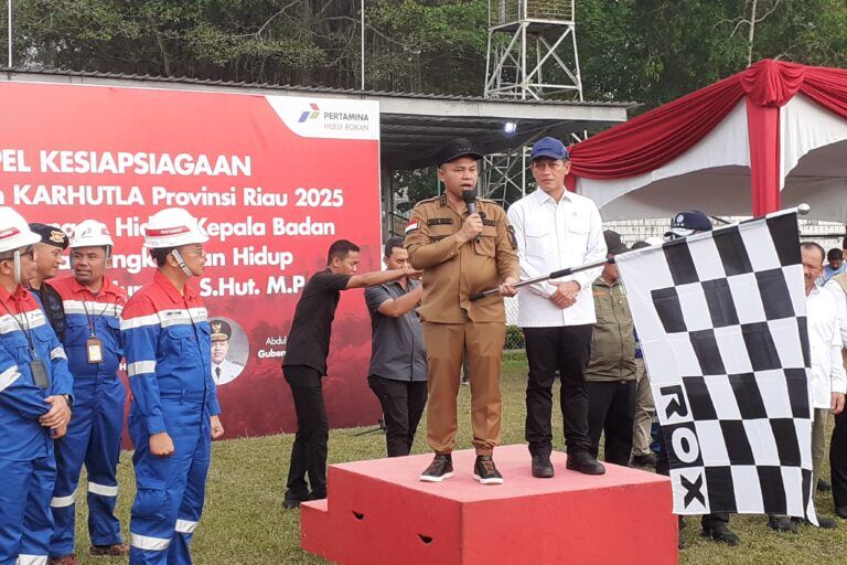Gubernur Riau Abdul Wahid dan Menteri LH Hanif Faisol Nurofiq melepas pemadam kebakaran ke Rokan Hilir dan Rokan Hulu. Foto Suryadi, Mongabay Indonesia..jpg