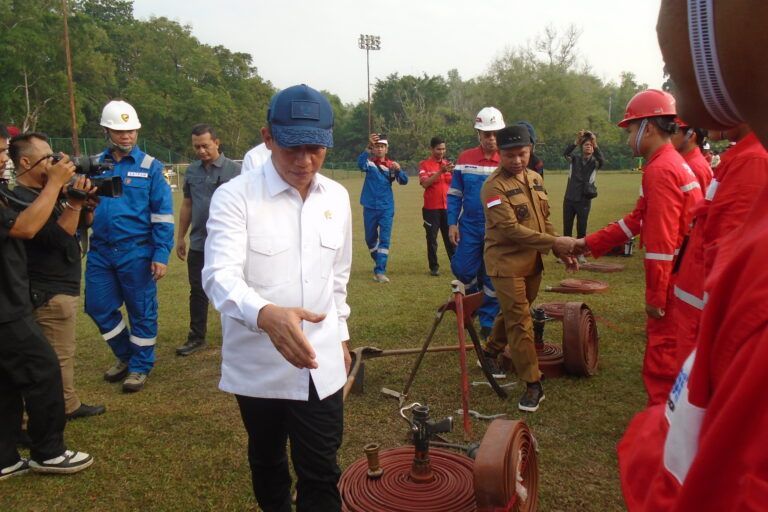 Menteri LH mengecek kesiapan peralatan pemadam kebakaran usai apel siaga karhutla. Foto Suryadi, Mongabay Indonesia..JPG