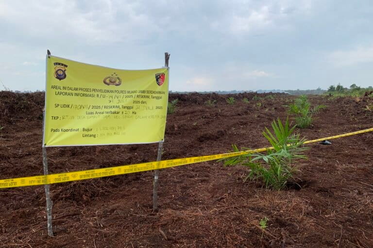 Polisi menyegel lahan yang terbakar di Desa Gambut Jaya, Kecamatan Sungai Gelam, Kabupaten Muaro Jambi, pada 21 Juli 2025. Foto: Teguh S/Mongabay Indonesia
