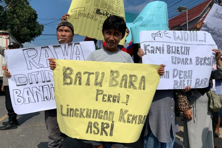 Warga Aur Kenali menolak pembangunan jalan tambang menuju TUKS milik PT SAS yang melintasi kawasan pemukiman.1.JP