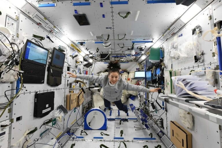 Seorang astronot tengah beraktivitas dalam kondisi tanpa gravitasi di dalam kabin stasiun luar angkasa China. Lingkungan inilah tempat para ilmuwan menemukan Niallia tiangongensis, makhluk hidup baru yang mampu bertahan dari radiasi kosmik dan mikrogravitasi. [Photo/Astronaut Center of China]