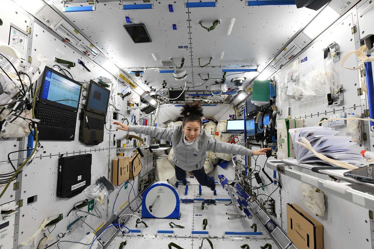 Seorang astronot tengah beraktivitas dalam kondisi tanpa gravitasi di dalam kabin stasiun luar angkasa China. Lingkungan inilah tempat para ilmuwan menemukan Niallia tiangongensis, makhluk hidup baru yang mampu bertahan dari radiasi kosmik dan mikrogravitasi. [Photo/Astronaut Center of China]