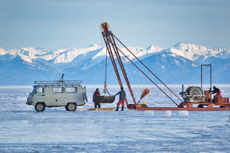 Pemasangan detektor neutrino di Danau Baikal, danau tertua dan terdalam di dunia. Selain menjadi rumah ikan minyak Baikal yang unik dan kanibal, danau ini juga dimanfaatkan sebagai laboratorium ilmiah untuk meneliti partikel kosmik. Foto: Bair Shaybonov/Baikal-GVD