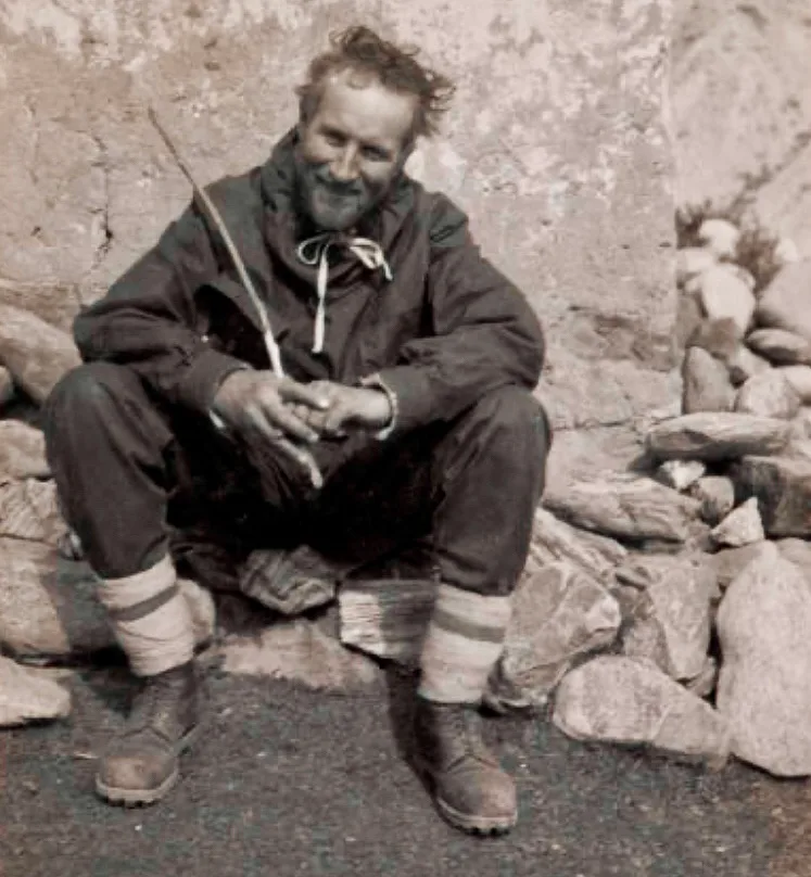 Noel Odell saat ekspedisi Everest tahun 1938 di Tibet. Ia merupakan salah satu ahli geologi pertama yang melaporkan keberadaan batu kapur laut dengan fosil di lereng Gunung Everest.Foto: Royal Geographical Society.