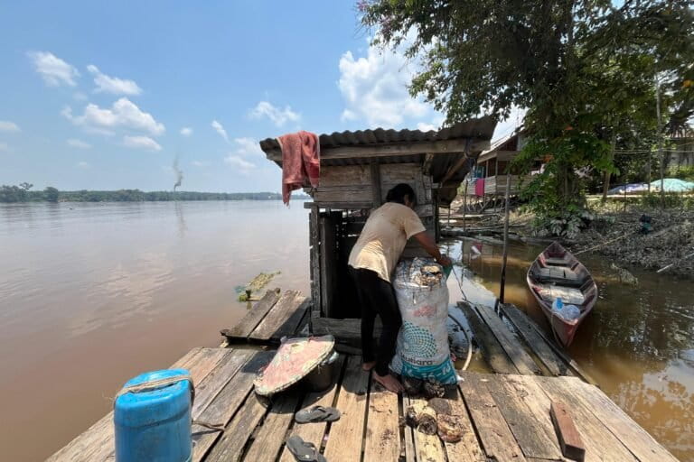 Sebelum berstatus ODF, rata-rata warga melakukan buang air besar di sungai dengan membuat jamban dari kayu dan seng sebagai dinding dan atapnya. Foto: Anggita Raissa/Mongabay Indonesia