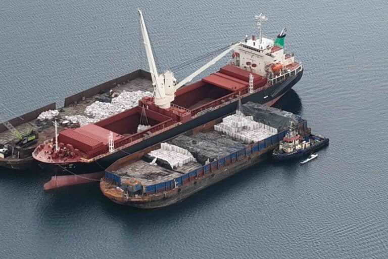 Kapal yang mengangkut kayu pelet di Pelabuhan Lalape Desa Trikora. Foto: dokumen Auriga NUsantara