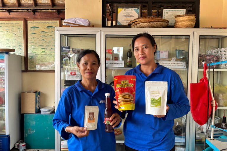 Made Askini dan anggota Kelompok Pengolah dan Pemasar (Poklahsar) memperlihatkan berbagai produk olahan mangrove hasil olahan dari mangrove. Foto: Kadek Dian Dwiyanti H./ Mongabay Indonesia