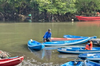 Wayan Wana menjaga kawasan ekowisata bersama dengan masyarakat. Bermain kano menjadi salah satu tawaran aktivitas di ekowisata Mangrove Batu Lumbang. Foto: Kadek Dian Dwiyanti H./ Mongabay Indonesia