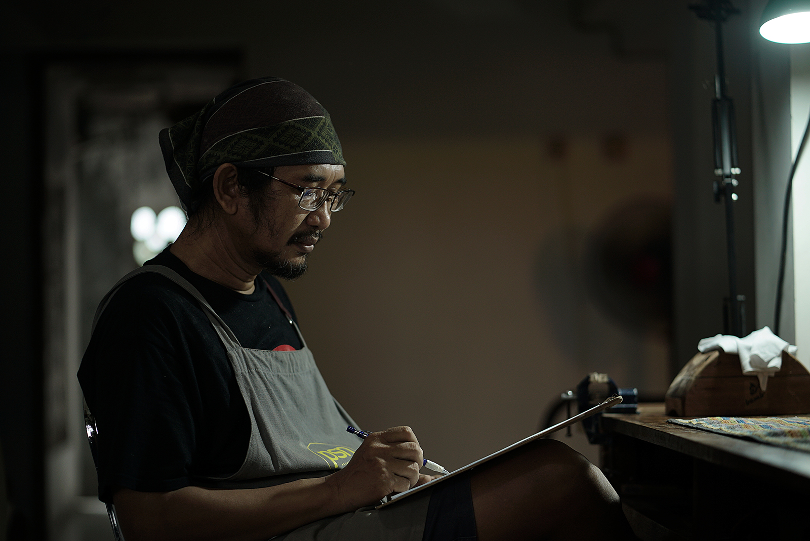 menggambar skets desain gitar1